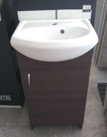 CONJUNTO BASIC 45 CM AL PISO COLOR ROBLE DAKAR INCL. LAV/POLKA Y ESPEJO (G45POLKROB) ESBAÑO